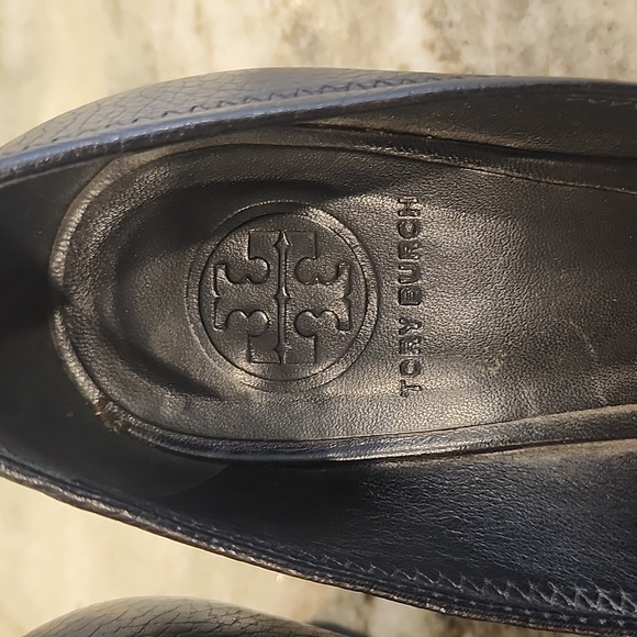 Pebbled black leather wedge and silver logo - Picture 5 of 5